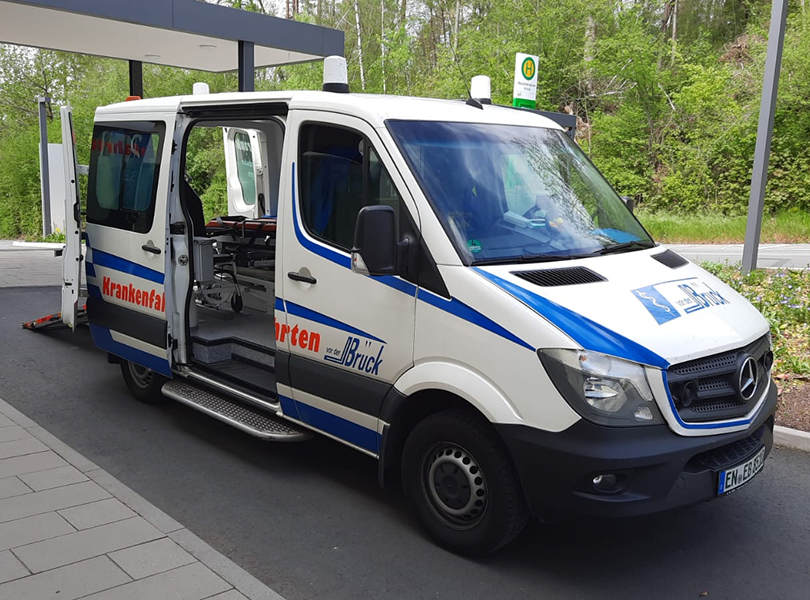 Ein Mercedes-Benz Van steht an einem Krankenhaus.