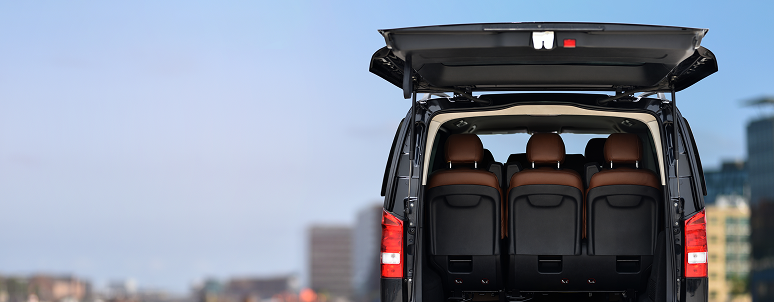 Rückansicht eines Vans mit vier Sitzen.